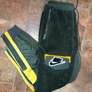 Nike Sportswear Men’s Sherpa Fleece Joggers Green Medium